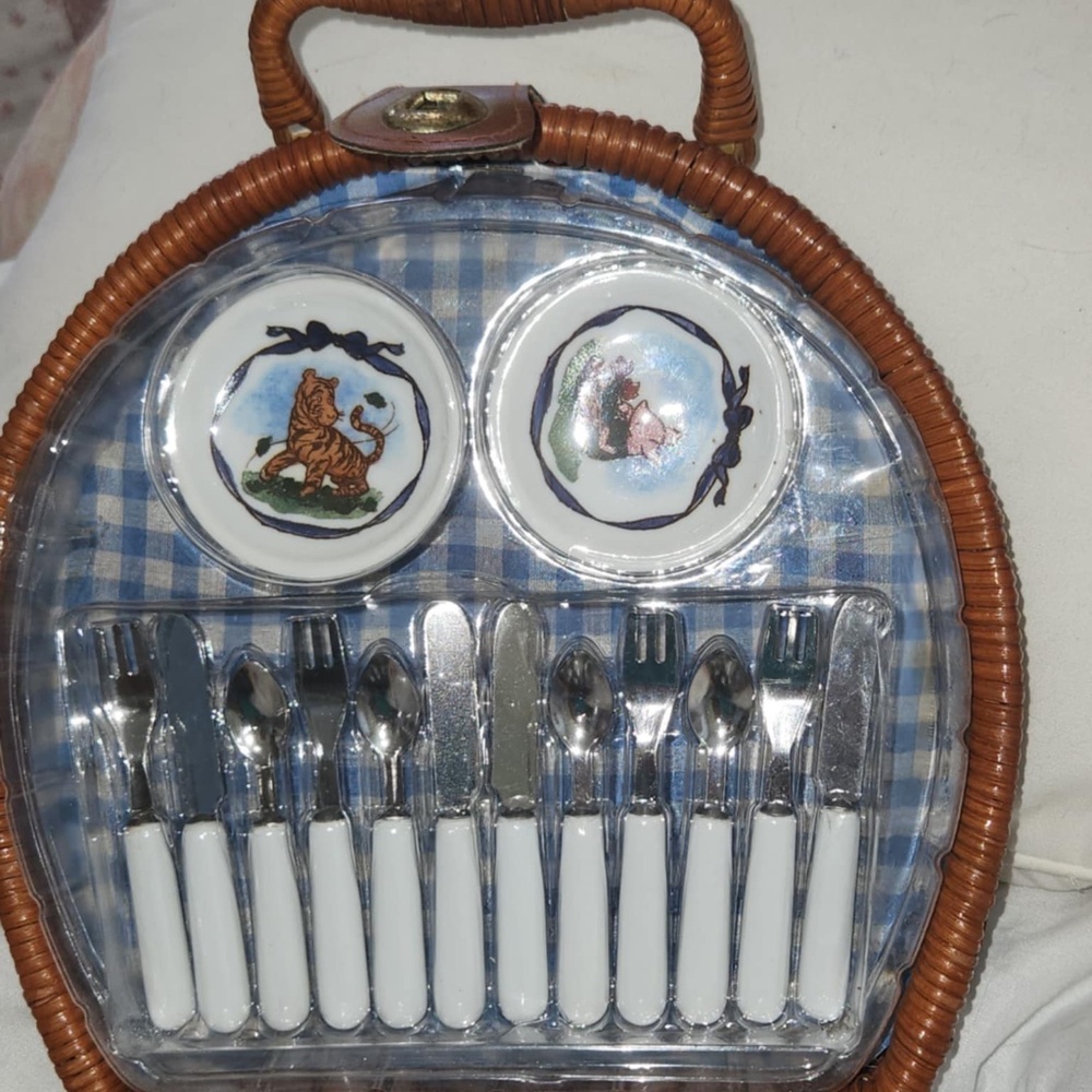 Vintage Winnie the Pooh picnic basket - Picture 4 of 8